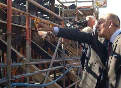 El duque de Edimburgo visita los restos del 'Cutty Sark'