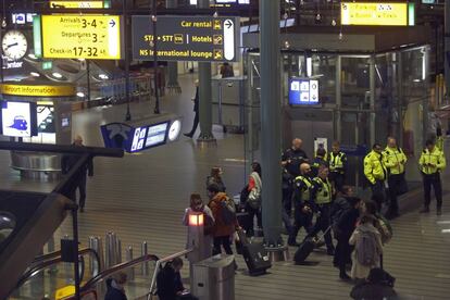 Policías holandeses desplegados en Schiphol, esta tarde.