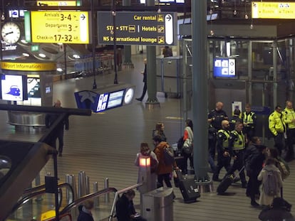 Policías holandeses desplegados en Schiphol, esta tarde.