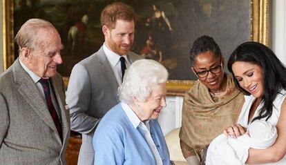 Los duques presentan a Archie a la reina y al duque de Edimburgo, junto a Dorian Rangland.