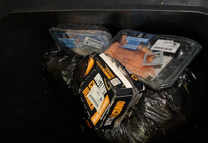 Carnes empaquetadas desechadas por un supermercado de Madrid, halladas en un contenedor en julio.