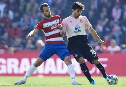 Soldado presiona a Cabrera en el pasado Granada-Espanyol. 