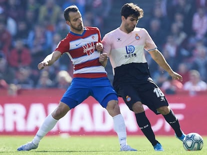 Soldado presiona a Cabrera en el pasado Granada-Espanyol. 