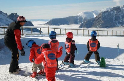 Ni&ntilde;os en las pistas de Panticosa. 