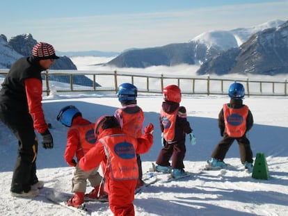 Children on the slopes at Panticosa.