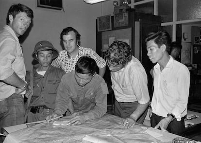 Los últimos tres empleados de la oficina de la agencia AP en Saigón junto con miembros del Vietcong el día que el Gobierno de Vietnam del Sur se rindió.