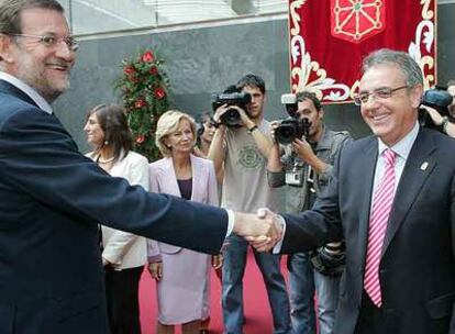 El líder del PP, Mariano Rajoy, saluda al presidente de Navarra, Miguel Sanz, tras la toma de posesión.