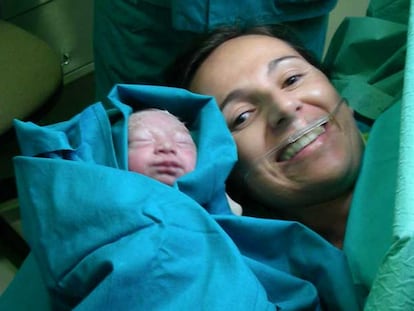 María José y su hija recién nacida María.