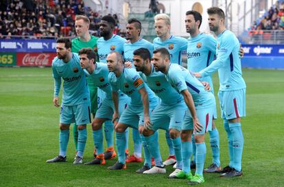 Los jugadores del Barcelona posan para la fotografía del equipo.