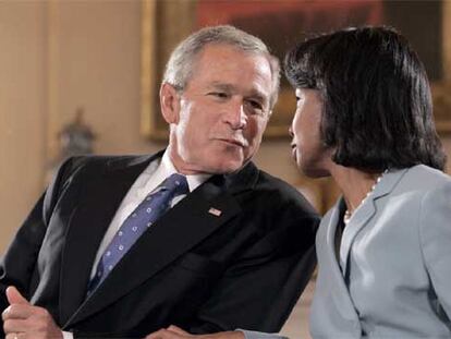 El presidente, George W. Bush, conversa con la secretaria de Estado, Condoleezza Rice, durante un acto oficial ayer en Washington.