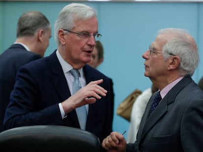Michel Barnier conversa con Josep Borrell, este miércoles en Bruselas.