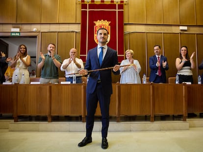 El concejal del PP de Torrejón de Ardoz Alejandro Navarro sujeta el bastón de mando como nuevo alcalde de Torrejón de Ardoz.