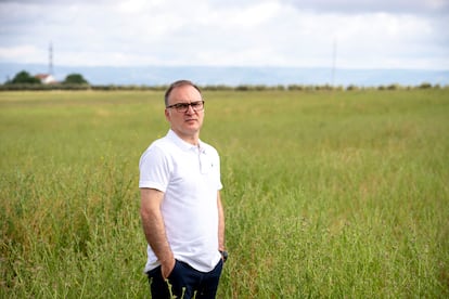 Rafael Alcalá, portavoz de la plataforma Campiña Norte de Jaén, en una de las zonas donde se está proyectando la planta solar en Lopera y donde ya se han arrancado olivos.