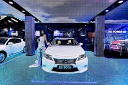 Una modelo posa al lado de un Lexus ES 300h en el Saln del Automvil de China, en Pekn, el pasado mes de abril. EFE/Archivo