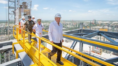 El Presidente Andrés Manuel López Obrador durante el recorrido inaugural de la refinería, en julio de 2022. 
