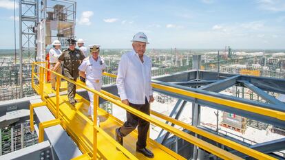 El Presidente Andrés Manuel López Obrador durante el recorrido inaugural de la refinería, en julio de 2022.