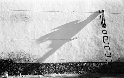 ‘Encalado de una pared’ (1974).