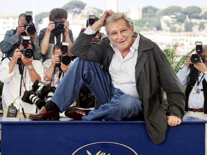 Youssef Chahine posa en la presentación de <i>Alejandría... Nueva York,</i> en el Festival de Cannes, en 2004.