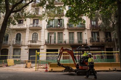 Obras de peatonalización de la 'superilla' (supermanzana) del Eixample de Barcelona, el pasado viernes.