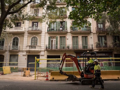 Obras de peatonalización de la 'superilla' (supermanzana) del Eixample de Barcelona, el pasado viernes.