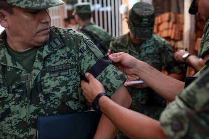 militar mexicano lleva un lazo negro en señal de luto