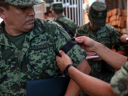 Un militar mexicano lleva un lazo negro en señal de luto, durante 2019.