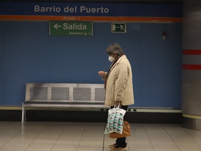 Una mujer camina por la parada de metro Barrio del Puerto, en Coslada (Madrid).