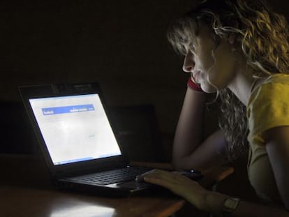 Una usuaria accede a Facebook desde su ordenador portátil.