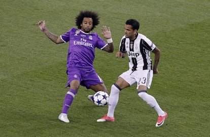 Marcelo e Daniel Alves disputam a bola na final da Champions League. 