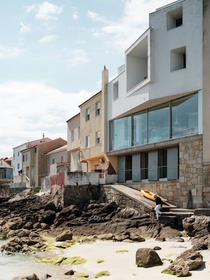 El arquitecto ha establecido un pequeño estudio en Corrubedo. Aquí ensaya ideas que después puedan aplicarse a mayor escala. 