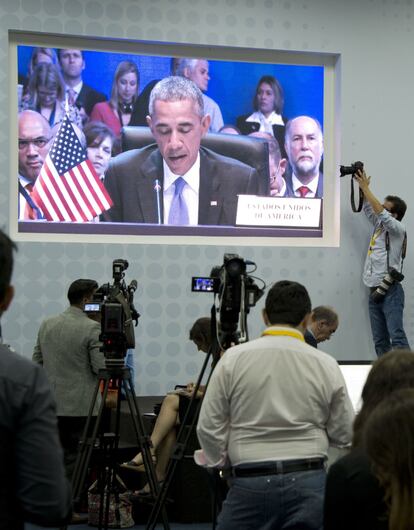 Los periodistas siguen la comparecencia de Obama en la sala de prensa de la Cumbre