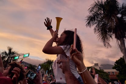 Una joven al atardecer, en el cierre de la campaña opositora de González y Machado en Caracas.