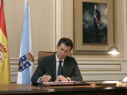  El presidente de la Xunta de Galicia, Alberto N&uacute;&ntilde;ez Feij&oacute;o, firma  decreto del nombramiento 