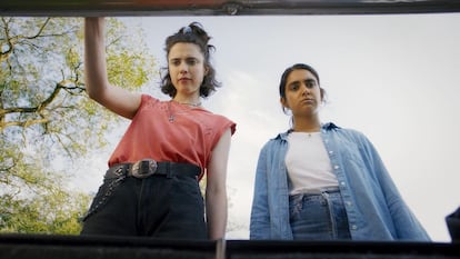 Margaret Qualley y Geraldine Viswanathan, en 'Dos chicas a la fuga'.