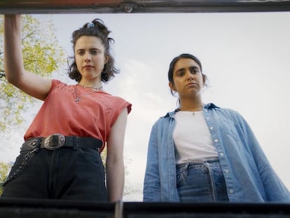 Margaret Qualley y Geraldine Viswanathan, en 'Dos chicas a la fuga'.