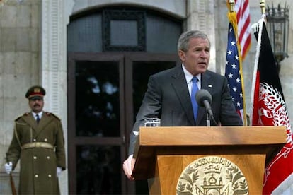 En una rueda de prensa tras su entrevista con Karzai, Bush ha elogiado el trabajo del presidente afgano en la democratización del país tras la derrota del régimen talibán en 2001. "Estamos muy impresionados por el progreso de su país, señor presidente, y mucho de ese progreso es resultado de su liderazgo", le ha dicho Bush a Karzai, quien le ha devuelto el cumplido. Luego, ha asegurado que el terrorista Osama Bin Laden, a quien los americanos buscan en la zona fronteriza entre Afganistán y Pakistán, "será llevado ante la justicia" junto a sus "secuaces". "No es sino una cuestión de cuándo", ha aseverado Bush.