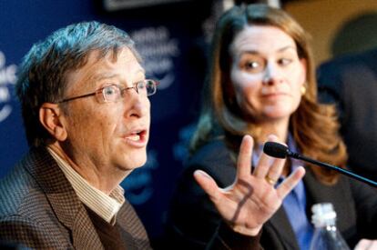 Bill Gates y su esposa Melinda French, durante una rueda de prensa en el Foro Económico Mundial de Davos (Suiza)