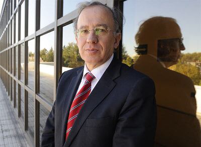 Guillermo Echenique posa en una de las terrazas de la sede de Presidencia.