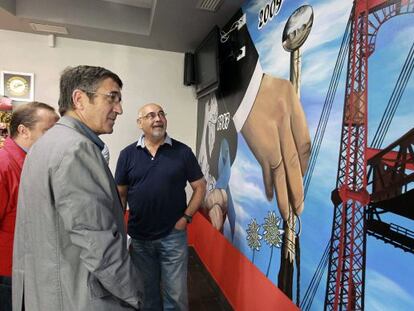 Patxi López y José Antonio Pastor, durante el acto de inauguración de la reformada casa del Pueblo de Portugalete.