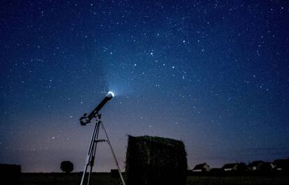 Telescopi davant del firmament.