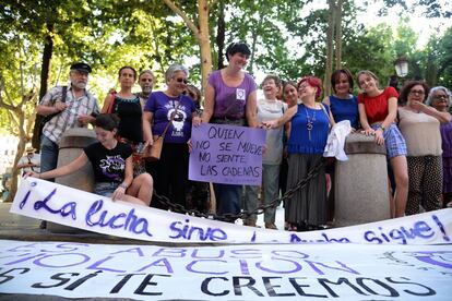 Manifestantes en Sevilla, tras conocer el fallo del Supremo.