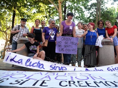 Manifestantes en Sevilla, tras conocer el fallo del Supremo.