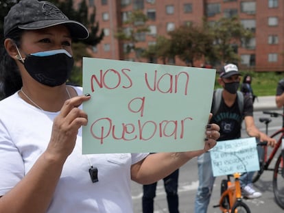 Una mujer sostiene un letrero durante una manifestación en Bogotá, el pasado 16 de abril.