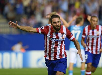 Arda Turan celebra el gol que supone el 2-1 del Atlético.