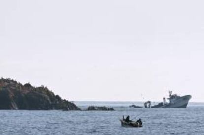 La mancha por el fuel vertido por un barco (en la imagen) que se ha hundido en las Islas Formigues, frente a la costa de Palamós, se mantiene lejos de la playa y las previsiones son que continúe así, según informa Protección Civil, que cita como fuente a Salvamento Marítimo.