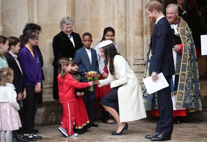 Meghan Markle y el príncipe Enrique hablan con niños en el Día de la Commonwealth en Londres este lunes.