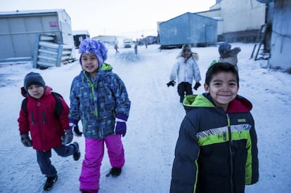 En el extremo norte del continente americano, al borde del mar de Chukchi, el pueblo de Kivalin (Alaska) está en la punta de una isla de 12 kilómetros de longitud amenazada por la erosión y los niveles del mar en aumento.