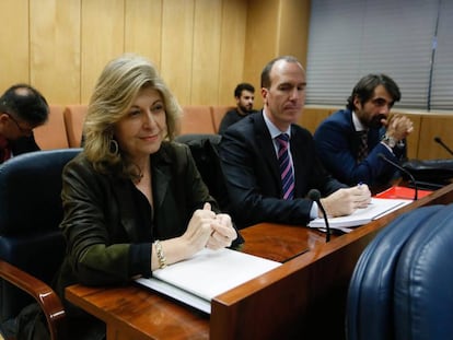 La consejera madrileña de Economía, Engracia Hidalgo, junto al viceconsejero Miguel Ángel Martín, en noviembre del año pasado.