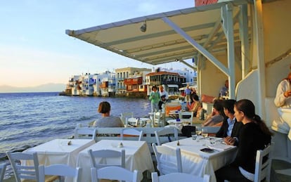 Restaurantes en la isla griega de Mikonos, al atardecer.