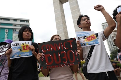 Estudiantes sostienen carteles contra el expresidente filipino Rodrigo Duterte tras su arresto en Ciudad Quezón, este martes.